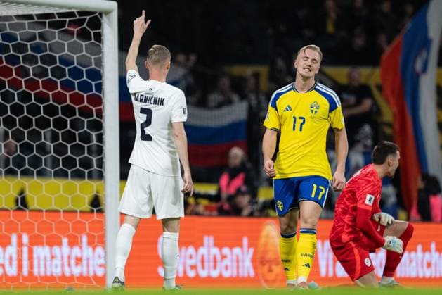 251118 Gabriel Gudmundsson and Isac Lidberg of Sweden look dejected during the FIFA World Cup Qualifier football match between Sweden and Slovenia on November 18, 2025 in Stockholm Photo Joel Marklund BILDBYRAN kod JM JM0752 bbeng fotboll football soccer fotball vm kval fifa world cup qualifier sverige sweden sverige a slovenien slovenia depp  Copyright: JOELxMARKLUND BB251118JM051