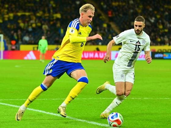 Herman Johansdon (6 Sweden) and Martin Turk (16 Slovenia) in the FIFA World Cup, WM, Weltmeisterschaft, Fussball Qualifiers game on November 18th 2025 between Sweden and Slovenia at Strawberry Arena in Solna, Sweden Copyright: xPeterxSonander SPPx Sportspressphoto_SPR63575