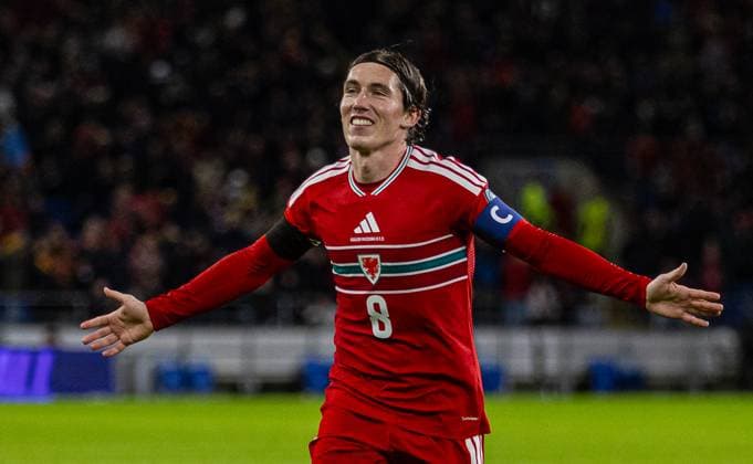 Football - FIFA World Cup, WM, Weltmeisterschaft, Fussball 2026 - Qualifying - Group J - Wales v North Macedonia CARDIFF, WALES - Tuesday, November 18, 2025: Wales Harry Wilson celebrates after scoring his side s fifth goal from a free-kick during the FIFA World Cup Qualifying Group J match between Wales and North Macedonia at the Cardiff City Stadium. (Photo by David Rawcliffe Propaganda) CARDIFF Cardiff City Stadium CARDIFF WALES  Copyright: xDavidxRawcliffex P2025-11-18-Wales_North_Macedonia-39