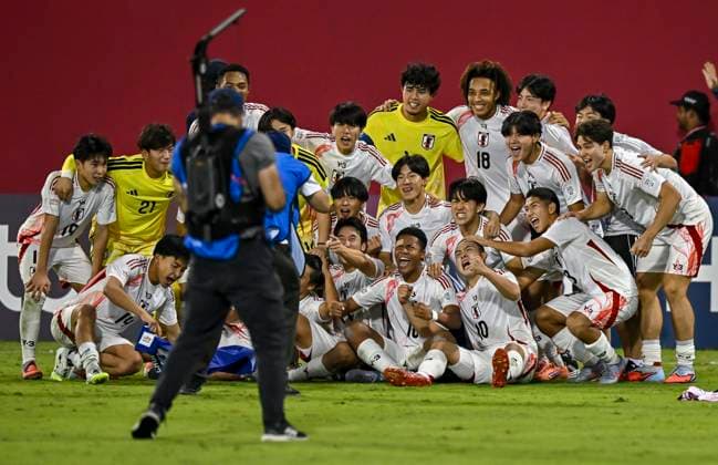 Korea DPR v Japan : Round of 16- FIFA U-17 World Cup Qatar 2025 The players of Japan celebrate their victory with the fans after the penalty shootout at the FIFA U-17 World Cup Qatar 2025 Round of 16 match between Korea DPR and Japan in Doha, Qatar, on November 18, 2025. DOHA Qatar Copyright: xNOUSHADxTHEKKAYILx