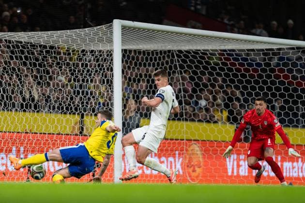 251118 Gabriel Gudmundsson of Sweden against Jaka Bijol and goalkeeper Igor Vekic of Slovenia during the FIFA World Cup Qualifier football match between Sweden and Slovenia on November 18, 2025 in Stockholm Photo Joel Marklund BILDBYRAN kod JM JM0752 bbeng fotboll football soccer fotball vm kval fifa world cup qualifier sverige sweden sverige a slovenien slovenia  Copyright: JOELxMARKLUND BB251118JM055