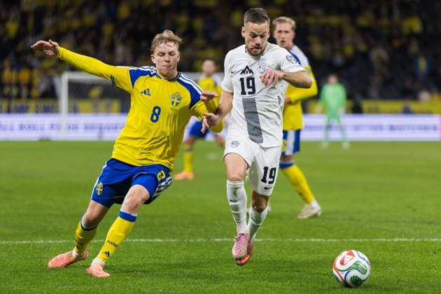 251118 Daniel Svensson of Sweden and Tomi Horvat of Slovenia during the FIFA World Cup Qualifier football match between Sweden and Slovenia on November 18, 2025 in Stockholm Photo Tobias Sterner BILDBYRAN COP 254 JM0752 bbeng fotboll football soccer fotball vm kval fifa world cup qualifier sverige sweden sverige a slovenien slovenia  Copyright: TOBIASxSTERNER BB251118TS028