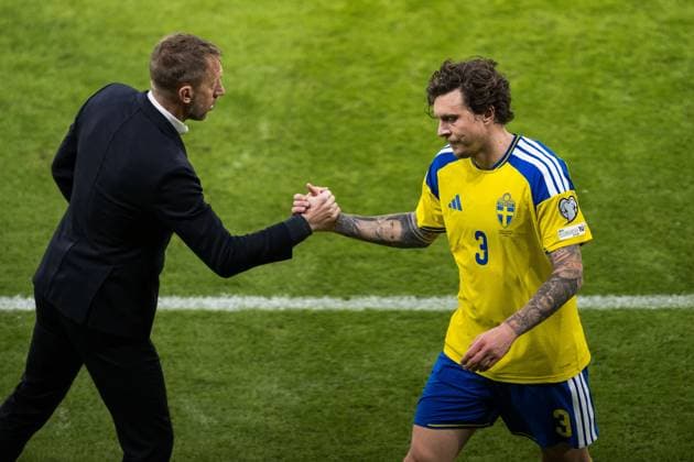 251118 Head coach Graham Potter and Victor Nilsson Lindelöf of Sweden during the FIFA World Cup Qualifier football match between Sweden and Slovenia on November 18, 2025 in Stockholm Photo Carl Sandin BILDBYRAN code CS JM0752 bbeng fotboll football soccer fotball vm kval fifa world cup qualifier sverige sweden sverige a slovenien slovenia  Copyright: CARLxSANDIN BB251118CS020