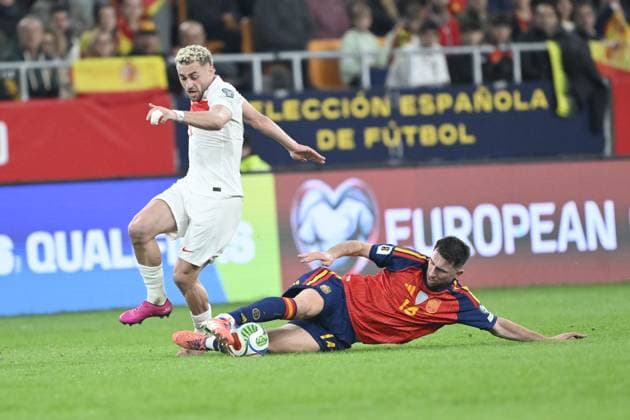 Spain v Turkiye - FIFA World Cup, WM, Weltmeisterschaft, Fussball 2026 Qualifier SEVILLE, SPAIN - NOVEMBER 18: Baris Alper Yilmaz of Turkiye in action against Aymeric Laporte of Spain during the FIFA World Cup 2026 qualifier football match between Spain and Turkiye at Estadio de La Cartuja in Seville, Spain on November 18, 2025. Burak Akbulut Anadolu Sevilla Spain. Editorial use only. Please get in touch for any other usage.  Copyright: x2025xAnadoluxBurakxAkbulutx