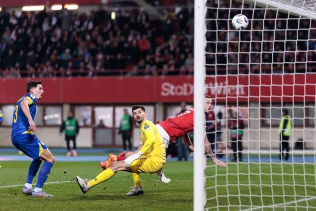 SOCCER - FIFA WC quali, AUT vs BIH VIENNA,AUSTRIA,18.NOV.25 - FIFA World Cup, WM, Weltmeisterschaft, Fussball 2026, European Qualifiers, group stage, OEFB international match, Länderspiel, Nationalmannschaft Austria vs Bosnia and Herzegovina. Image shows Nikola Vasilj (BIH) and Marko Arnautovic (AUT).  GEPAxpictures xArminxRauthner