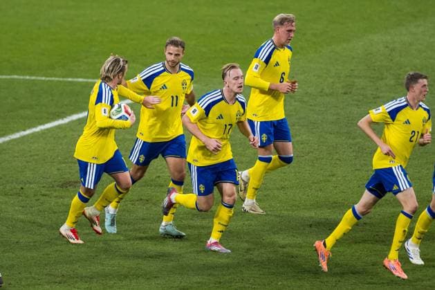 251118 Gustav Lundgren of Sweden celebrates with Emil Forsberg after 1 1 during the FIFA World Cup Qualifier football match between Sweden and Slovenia on November 18, 2025 in Stockholm Photo Carl Sandin BILDBYRAN code CS JM0752 bbeng fotboll football soccer fotball vm kval fifa world cup qualifier sverige sweden sverige a slovenien slovenia jubel  Copyright: CARLxSANDIN BB251118CS021