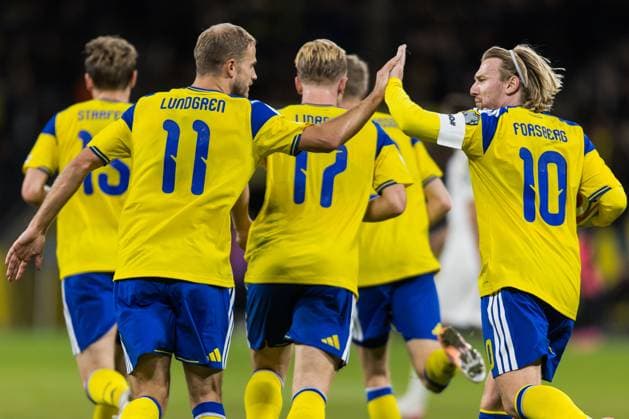 251118 Gustav Lundgren of Sweden celebrates with Emil Forsberg after 1 1 during the FIFA World Cup Qualifier football match between Sweden and Slovenia on November 18, 2025 in Stockholm Photo Tobias Sterner BILDBYRAN COP 254 JM0752 bbeng fotboll football soccer fotball vm kval fifa world cup qualifier sverige sweden sverige a slovenien slovenia jubel  Copyright: TOBIASxSTERNER BB251118TS031