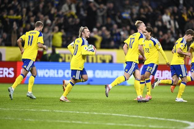 STOCKHOLM, SWEDEN 20251118 Cheers in Sweden after scoring and equalizing to 1 1 of 11 Gustav Lundgren, Emil Forsberg with the ball and Isac Lidberg to the right during Tuesdays World Cup qualifying match in group B between Sweden and Slovenia at Strawberry arena STOCKHOLM SWEDEN x10050x  Copyright: xPontusxLundahl TTx VM-KVAL SVERIGE-SLOVENIEN