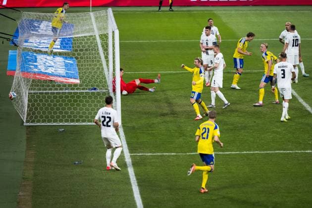 251118 Emil Forsberg, Carl Starfelt, Isac Lidberg and Gustav Lundgren of Sweden celebrate after 1 1 scored by Gustav Lundgren not pictured during the FIFA World Cup Qualifier football match between Sweden and Slovenia on November 18, 2025 in Stockholm Photo Johanna Säll BILDBYRAN kod JL JM0752 bbeng fotboll football soccer fotball vm kval fifa world cup qualifier sverige sweden sverige a slovenien slovenia jubel  Copyright: JOHANNAxSÄLL BB251118BB597