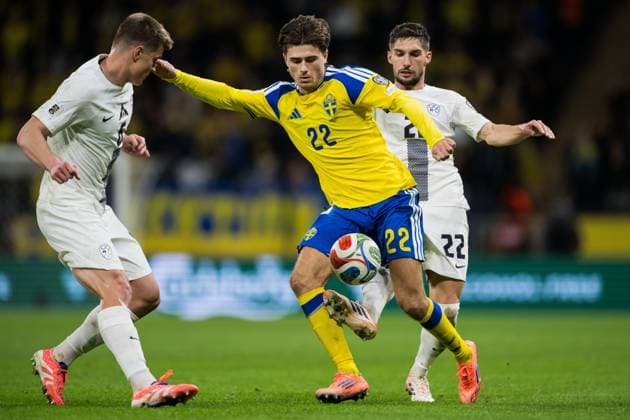 251118 Besfort Zeneli of Sweden against Jaka Bijol and Adam Gnezda Cerin of Slovenia during the FIFA World Cup, WM, Weltmeisterschaft, Fussball Qualifier football match between Sweden and Slovenia on November 18, 2025 in Stockholm. Photo: Jesper Zerman BILDBYRAN kod JZ JM0752 bbeng fotboll football soccer fotball vm-kval fifa world cup qualifier sverige sweden sverige a slovenien slovenia *** 251118 Besfort Zeneli of Sweden against Jaka Bijol and Adam Gnezda Cerin of Slovenia during the FIFA World Cup Qualifier football match between Sweden and Slovenia on November 18, 2025 in Stockholm Photo Jesper Zerman BILDBYRAN kod JZ JM0752 bbeng fotboll football soccer fotball vm kval fifa world cup qualifier sverige sweden sverige a slovenien slovenia  Copyright: JESPERxZERMAN BB251118JZ067