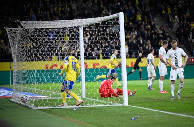 STOCKHOLM, SWEDEN 20251118 Sweden s Emil Forsberg retrieves the ball in the Slovenia goal behind goalkeeper Igor VekiÄ‡ after Sweden s 11 Gustav Lundgren equalized to 1 1 during Tuesday s World Cup qualifying match in Group B between Sweden and Slovenia at Strawberry arena, Stockholm, Sweden 18 November 2025 STOCKHOLM SWEDEN x10050x  Copyright: xPontusxLundahl TTx WORLD CUP QUALIFIER SWEDEN - SLOVENIA