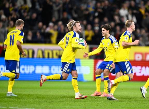 STOCKHOLM, SWEDEN 20251118 Sweden s 11 Gustav Lundgren tied the score at 1 1, Emil Forsberg and Besfort Zeneli celebrate, during Tuesday s World Cup qualifying match in Group B between Sweden and Slovenia at Strawberry arena, Stockholm, Sweden November 18, 2025 STOCKHOLM SWEDEN x10050x  Copyright: xPontusxLundahl TTx WORLD CUP QUALIFIER SWEDEN - SLOVENIA
