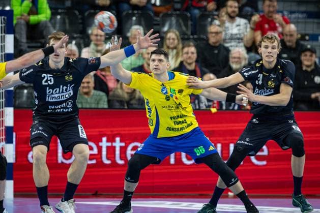FLENSBURG, GERMANY - NOVEMBER 18: battling at the circle Lukas Jørgensen (SG Flensburg-Handewitt, 25), Gabriel Florinel Dumitriu (AHC Potaissa Turda, 01), Thilo Knutzen (SG Flensburg-Handewitt, 34) during the EHF European League match between SG Flensburg-Handewitt vs AHC Potaissa Turda at GP JOULE Arena Flensburg on Matchday 4 of the Group Matches Group A on November 18, 2025 in Flensburg, Germany. Schleswig-Holstein Germany Copyright: xBEAUTIFULxSPORTS MarioxM.xKobergx