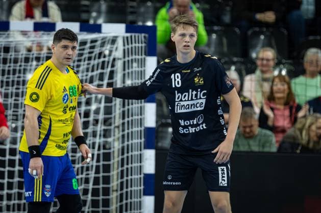 FLENSBURG, GERMANY - NOVEMBER 18: battling at the circle Gabriel Florinel Dumitriu (AHC Potaissa Turda, 01), Moritz Frederik Detlefsen (SG Flensburg-Handewitt, 18) during the EHF European League match between SG Flensburg-Handewitt vs AHC Potaissa Turda at GP JOULE Arena Flensburg on Matchday 4 of the Group Matches Group A on November 18, 2025 in Flensburg, Germany. Schleswig-Holstein Germany Copyright: xBEAUTIFULxSPORTS MarioxM.xKobergx