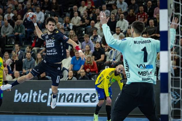 FLENSBURG, GERMANY - NOVEMBER 18: Patrick Volz (SG Flensburg-Handewitt, 28) against Alexandru Florin Bucataru (AHC Potaissa Turda, 01) during the EHF European League match between SG Flensburg-Handewitt vs AHC Potaissa Turda at GP JOULE Arena Flensburg on Matchday 4 of the Group Matches Group A on November 18, 2025 in Flensburg, Germany. Schleswig-Holstein Germany Copyright: xBEAUTIFULxSPORTS MarioxM.xKobergx