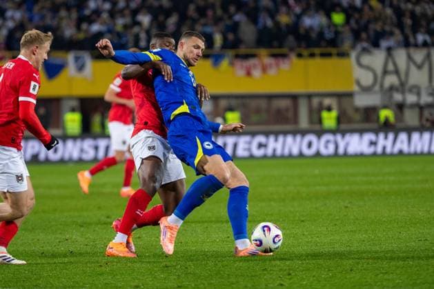 SOCCER - FIFA WC quali, AUT vs BIH VIENNA,AUSTRIA,18.NOV.25 - FIFA World Cup, WM, Weltmeisterschaft, Fussball 2026, European Qualifiers, group stage, OEFB international match, Länderspiel, Nationalmannschaft Austria vs Bosnia and Herzegovina. Image shows Kevin Danso (AUT) and Edin Dzeko (BIH).  GEPAxpictures xPhilippxBrem