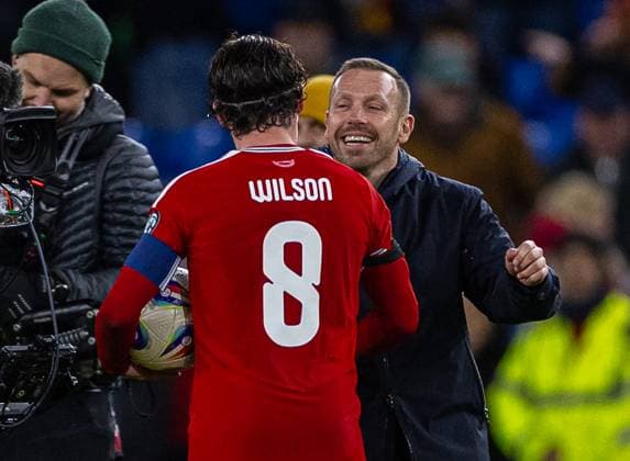 Football - FIFA World Cup, WM, Weltmeisterschaft, Fussball 2026 - Qualifying - Group J - Wales v North Macedonia CARDIFF, WALES - Tuesday, November 18, 2025: Wales manager Craig Bellamy (R) celebrates with hat-trick hero Harry Wilson after the FIFA World Cup Qualifying Group J match between Wales and North Macedonia at the Cardiff City Stadium. Wales won 7-1. (Photo by David Rawcliffe Propaganda) CARDIFF Cardiff City Stadium CARDIFF WALES  Copyright: xDavidxRawcliffex P2025-11-18-Wales_North_Macedonia-58