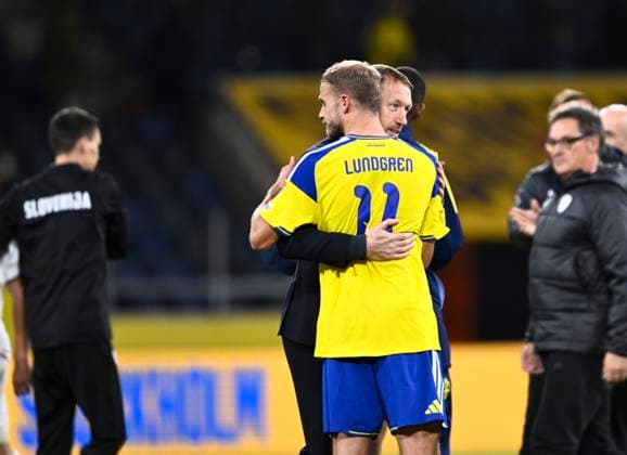 STOCKHOLM, SWEDEN 20251118 Swedens captain Graham Potter thanks marksman Gustav Lundgren after Tuesdays World Cup Group B qualifier between Sweden and Slovenia at Strawberry arena STOCKHOLM SWEDEN x10050x  Copyright: xPontusxLundahl TTx VM-KVAL SVERIGE-SLOVENIEN