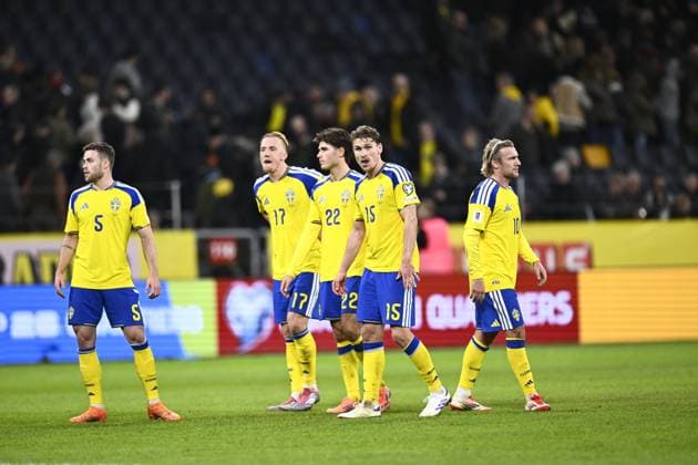 STOCKHOLM, SWEDEN 20251118 Swedens Gabriel Gudmundsson, Isac Lidberg, Besfort Zeneli, Carl Starfelt and Emil Forsberg are depressed after Tuesdays World Cup Group B qualifier between Sweden and Slovenia at Strawberry arena STOCKHOLM SWEDEN x10050x  Copyright: xPontusxLundahl TTx VM-KVAL SVERIGE-SLOVENIEN