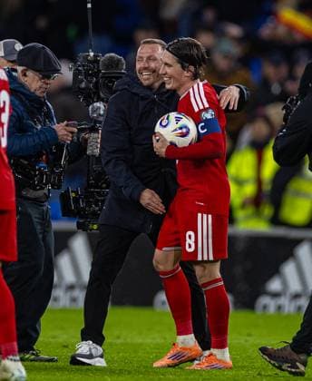 Football - FIFA World Cup, WM, Weltmeisterschaft, Fussball 2026 - Qualifying - Group J - Wales v North Macedonia CARDIFF, WALES - Tuesday, November 18, 2025: Wales manager Craig Bellamy celebrates with hat-trick hero Harry Wilson during the FIFA World Cup Qualifying Group J match between Wales and North Macedonia at the Cardiff City Stadium. Wales won 7-1. (Photo by David Rawcliffe Propaganda) CARDIFF Cardiff City Stadium CARDIFF WALES  Copyright: xDavidxRawcliffex P2025-11-18-Wales_North_Macedonia-61