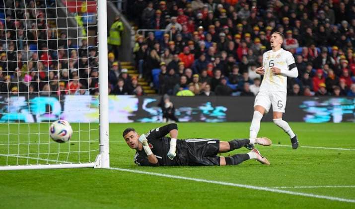 18th November 2025; Cardiff City Stadium, Cardiff, Wales; FIFA World Cup, WM, Weltmeisterschaft, Fussball Qualifying International Football, Wales versus North Macedonia; Goalkeeper Karl Darlow of Wales saves a s shot on goal  AledxHopkins