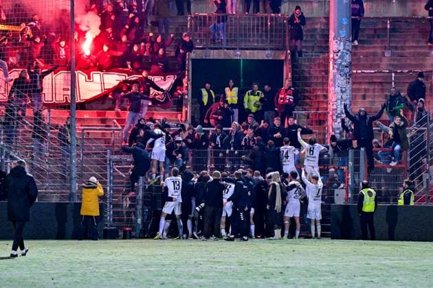 After winning the penalty shootout, there was no stopping the SV Wacker Burghausen players, they rushed to the fans and celebrated their progress to the semi-finals, joy, friendly, happy, beaming, optimistic, 18 11 2025, Unterhaching Germany, football, BFV Verbandspokal, quarter-final, SpVgg Unterhaching SV Wacker Burghausen xslx