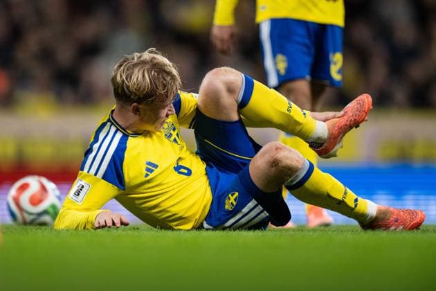 251118 Daniel Svensson of Sweden in pain during the FIFA World Cup Qualifier football match between Sweden and Slovenia on November 18, 2025 in Stockholm Photo Joel Marklund BILDBYRAN kod JM JM0752 bbeng fotboll football soccer fotball vm kval fifa world cup qualifier sverige sweden sverige a slovenien slovenia skada  Copyright: JOELxMARKLUND BB251118JM071