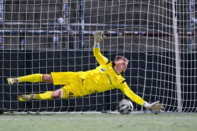 Erion Avdija goalkeeper, Unterhaching, 40 anticipates the corner during the penalty shootout, can not hold the shot of Pirmin Lindner Burghausen, 20 not in the picture, not pictured but not held, cropped image, single image, action, action, 18 11 2025, Unterhaching Germany , Football, BFV Association Cup, quarter final, SpVgg Unterhaching SV Wacker Burghausen xslx