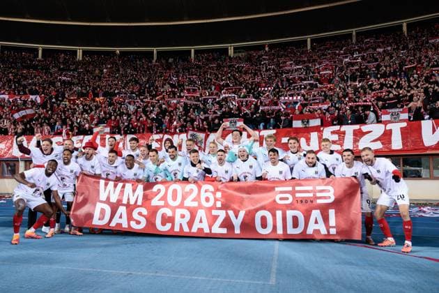 SOCCER - FIFA WC quali, AUT vs BIH VIENNA,AUSTRIA,18.NOV.25 - FIFA World Cup, WM, Weltmeisterschaft, Fussball 2026, European Qualifiers, group stage, OEFB international match, Länderspiel, Nationalmannschaft Austria vs Bosnia and Herzegovina. Image shows the rejoicing and fans of AUT.  GEPAxpictures xArminxRauthner