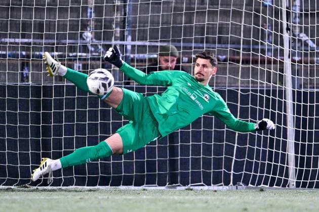 Markus Schoeller goalkeeper, Burghausen, 1 jumps into the wrong corner during the penalty shootout and has to let the ball pass the shooter Jeroen Krupa Unterhaching, 9 not in picture, not pictured, cropped image, single image, action, action, 18 11 2025, Unterhaching Germany , Football, BFV Association Cup, quarter final, SpVgg Unterhaching SV Wacker Burghausen xslx