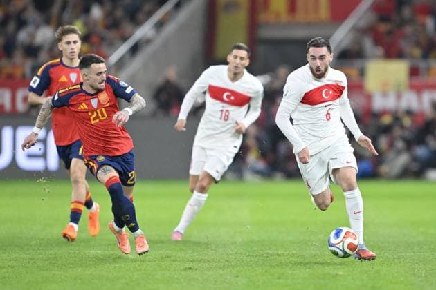 Spain v Turkiye - FIFA World Cup, WM, Weltmeisterschaft, Fussball 2026 Qualifier SEVILLE, SPAIN - NOVEMBER 18: Orkun Kokcu (6) of Turkiye in action against Aleix Garcia (20) of Spain during the FIFA World Cup 2026 qualifier football match between Spain and Turkiye at Estadio de La Cartuja in Seville, Spain on November 18, 2025. Burak Akbulut Anadolu Seville Spain. Editorial use only. Please get in touch for any other usage.  Copyright: x2025xAnadoluxBurakxAkbulutx