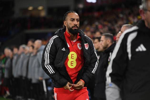 18th November 2025; Cardiff City Stadium, Cardiff, Wales; FIFA World Cup, WM, Weltmeisterschaft, Fussball Qualifying International Football, Wales versus North Macedonia; Sorba Thomas of Wales walks on to the pitch  AledxHopkins