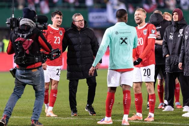 SOCCER - FIFA WC quali, AUT vs BIH VIENNA,AUSTRIA,18.NOV.25 - FIFA World Cup, WM, Weltmeisterschaft, Fussball 2026, European Qualifiers, group stage, OEFB international match, Länderspiel, Nationalmannschaft Austria vs Bosnia and Herzegovina. Image shows the rejoicing of Alessandro Schoepf, head coach Ralf Rangnick, David Alaba and Konrad Laimer (AUT).  GEPAxpictures xArminxRauthner