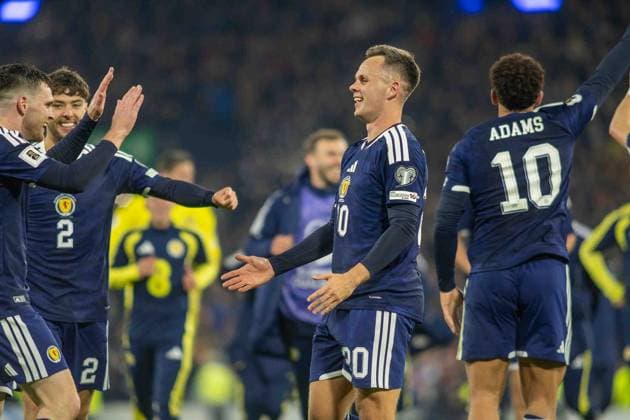 Scotland v Denmark 2026 FIFA World Cup, WM, Weltmeisterschaft, Fussball Qualifier 18 11 2025. Group C Lawrence Shankland of Scotland celebrates with team mates at the final whistle as Scotland Qualify for the World Cup during the 2026 FIFA World Cup Qualifier match between Scotland and Denmark at Hampden Park, Glasgow, United Kingdom on 18 November 2025. Hampden Park The National Stadium Glasgow Scotland Editorial use only , Copyright: xColinxPoultneyx PSI-23224-0027