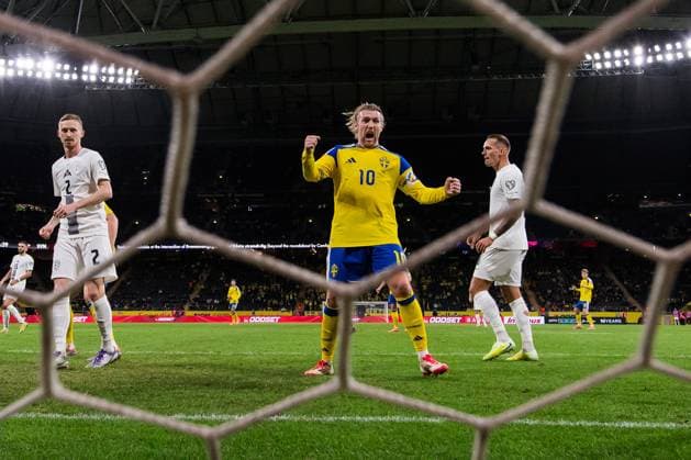 251118 Emil Forsberg of Sweden celebrates as Gustav Lundgren not pictured score 1 1 during the FIFA World Cup Qualifier football match between Sweden and Slovenia on November 18, 2025 in Stockholm Photo Jesper Zerman BILDBYRAN kod JZ JM0752 bbeng fotboll football soccer fotball vm kval fifa world cup qualifier sverige sweden sverige a slovenien slovenia jubel  Copyright: JESPERxZERMAN BB251118JZ080