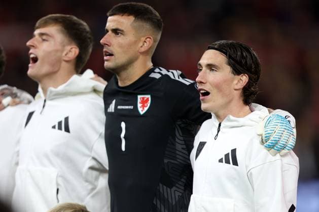 Wales v North Macedonia 2026 FIFA World Cup, WM, Weltmeisterschaft, Fussball Qualifiers Dylan Lawlor (L) Karl Darlow (C) and Harry Wilson of Wales (R) sing the anthem during the 2026 FIFA World Cup Qualifiers Group J match at the Cardiff City Stadium, Cardiff UK Newspapers OUT Copyright: xKaraxThomasx FIL-22513-0046