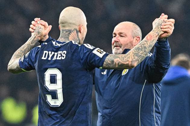 Scotland v Denmark 2026 FIFA World Cup, WM, Weltmeisterschaft, Fussball Qualifiers Manager Steve Clarke and Lyndon Dykes of Scotland celebrate their sides win at full time as they qualify for the world cup during the 2026 FIFA World Cup Qualifiers Group C match at Hampden Park, Glasgow UK Newspapers OUT Copyright: xJamiexJohnstonx FIL-22514-0040