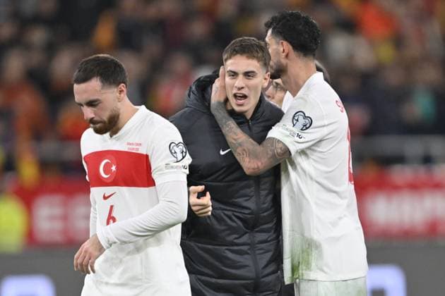 Spain v Turkiye - FIFA World Cup, WM, Weltmeisterschaft, Fussball 2026 Qualifier SEVILLE, SPAIN - NOVEMBER 18: Kenan Yildiz (C), and Samet Akaydin (R) celebrate at the end of the FIFA World Cup 2026 qualifier football match between Spain and Turkiye at Estadio de La Cartuja in Seville, Spain on November 18, 2025. Turkiye, which drew 2-2 with Spain, will compete in the playoffs to qualify for the 2026 World Cup. Burak Akbulut Anadolu Seville Spain. Editorial use only. Please get in touch for any other usage.  Copyright: x2025xAnadoluxBurakxAkbulutx