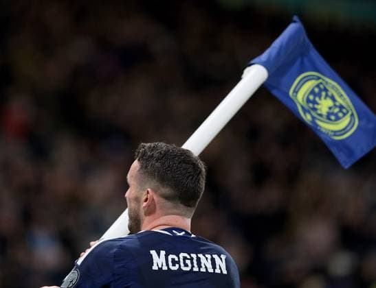 Sport Bilder des Tages UK: Scotland v Denmark, UEFA World Cup European Qualifiers at Hampden Park, Glasgow, Scotland on 18 November 2025: Pictured: Kenny McLean (Scotland) scores from his own half to make it 4-2 sparking wild celebrations, here showing John McGinn (Scotland) waving the corner flag Glasgow Hampden Park Scotland Copyright: xAlexxToddx