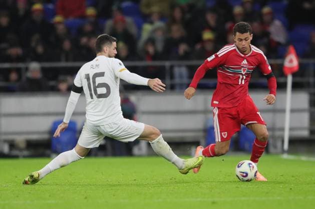 Wales v North Macedonia 2026 FIFA World Cup, WM, Weltmeisterschaft, Fussball Qualifier 18 11 2025. Group J Brennan Johnson of Wales and Isnik Alimi of North Macedonia during the 2026 FIFA World Cup Qualifier match between Wales and North Macedonia at Principality Stadium, Cardiff, Wales on 18 November 2025. Cardiff Principality Stadium Glamorgan Wales Editorial use only , Copyright: xAlunxRobertsx PSI-23226-0115