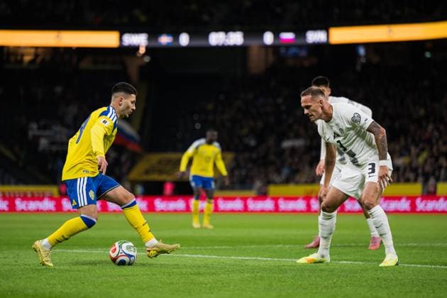 251118 Roony Bardghji of Sweden and Jure Balkovec of Slovenia during the FIFA World Cup Qualifier football match between Sweden and Slovenia on November 18, 2025 in Stockholm Photo Jesper Zerman BILDBYRAN kod JZ JM0752 bbeng fotboll football soccer fotball vm kval fifa world cup qualifier sverige sweden sverige a slovenien slovenia  Copyright: JESPERxZERMAN BB251118JZ090