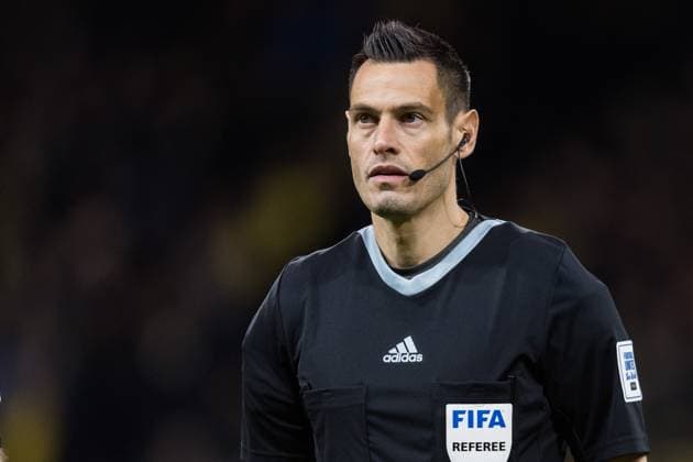 251118 Referee Maurizio Mariani ahead of the FIFA World Cup Qualifier football match between Sweden and Slovenia on November 18, 2025 in Stockholm Photo Tobias Sterner BILDBYRAN COP 254 JM0752 bbeng fotboll football soccer fotball vm kval fifa world cup qualifier sverige sweden sverige a slovenien slovenia  Copyright: TOBIASxSTERNER BB251118TS116
