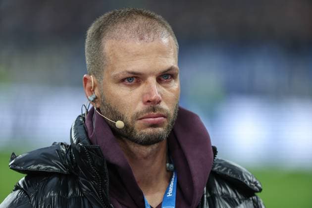 1. Bundesliga - Hamburger SV - Borussia Dortmund am 08.11.2025 im Volksparkstadion in Hamburg Dennis Diekmeier weint - Aktion Wir gegen den Krebs - yes we cancer *** 1 Bundesliga Hamburger SV Borussia Dortmund on 08 11 2025 at Volksparkstadion in Hamburg Dennis Diekmeier cries campaign Wir gegen den Krebs yes we cancer MH