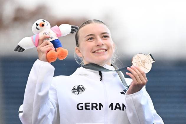 Sport Bilder des Tages Lange Tessa (GER), NOVEMBER 18, 2025 - Athletics : Women s 100m Award ceremony during TOKYO 2025 DEAFLYMPICS at Komazawa Olympic Park General Sports Ground in Tokyo, Japan. Noxthirdxpartyxsales  aflo_310798984