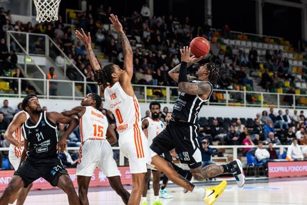 ITA, BKT EuroCup, season 2025 2026, Dolomiti Energia Trento Niners Chemnitz 18 11 2025, BTS Arena, Trento, ITA, BKT EuroCup, season 2025 2026, Dolomiti Energia Trento Niners Chemnitz Khalif Battle Tolomiti Energia Trento 99 , Kevin Yebo Niners Chemnitz, 0 Photo Alexander Trienitz Trento BTS Arena Autonomous Province of Trento Italy
