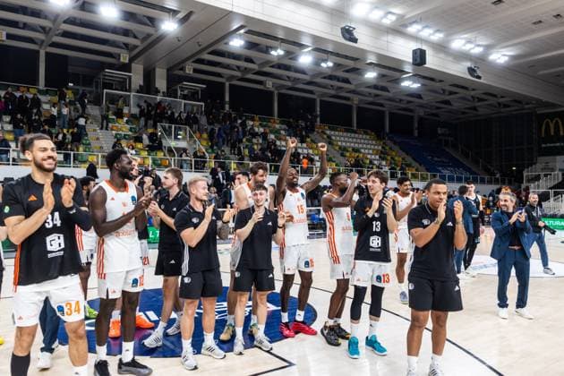 ITA, BKT EuroCup, season 2025 2026, Dolomiti Energia Trento Niners Chemnitz 18 11 2025, BTS Arena, Trento, ITA, BKT EuroCup, season 2025 2026, Dolomiti Energia Trento Niners Chemnitz Team Niners Chemnitz cheers Photo Alexander Trienitz Trento BTS Arena Autonomous Province of Trento Italy