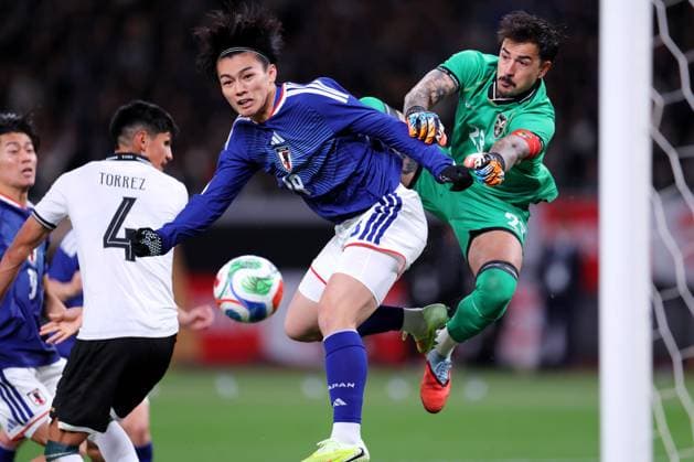 (L-R) Ayase Ueda (JPN), Guillermo Viscarra (BOL), NOVEMBER 18, 2025 - Football Soccer : KIRIN Challenge Cup 2025 match between Japan and Bolivia at the National Stadium in Tokyo, Japan. Noxthirdxpartyxsales  aflo_310804155