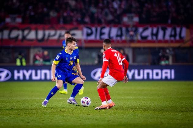 AUSTRIA - BOSNIA AND HERZEGOVINA Philipp Mwene of Austria and Esmir Bajraktarevic of Bosnia and Herzegovina during European qualifier of FIFA World Cup, WM, Weltmeisterschaft, Fussball WM, Weltmeisterschaft, Fussball 2026 football match between Austria and Bosnia and Herzegovina. Ernst Happel Stadion, Vienna, Austria, November 18, 2025. Photo by Branislav Racko Copyright: xx 080A1390