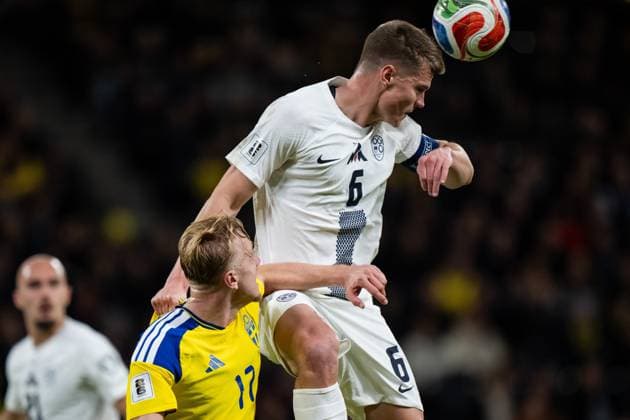 251118 Isac Lidberg of Sweden and Jaka Bijol of Slovenia during the FIFA World Cup Qualifier football match between Sweden and Slovenia on November 18, 2025 in Stockholm Photo Joel Marklund BILDBYRAN kod JM JM0752 bbeng fotboll football soccer fotball vm kval fifa world cup qualifier sverige sweden sverige a slovenien slovenia  Copyright: JOELxMARKLUND BB251118JM144