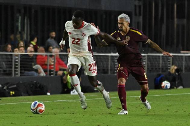 Daniel Pereira (R) of Venezuela vies for the ball with Richie Laryea of Canada in a friendly mach between the national teams of Venezuela and Canada at the Chase Stadium, in Fort Lauderdale, United States, 18 November 2025. International Friendly, Länderspiel, Nationalmannschaft match: Venezuela vs Canada !ACHTUNG: NUR REDAKTIONELLE NUTZUNG!  Copyright: xGiorgioxVierax AMDEP9344 20251119-55018578071_1